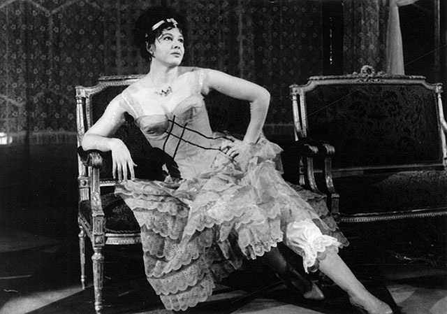 Mira Stupica kao Katarina u predstavi Madam San Žen, Narodno pozorište, 1961.