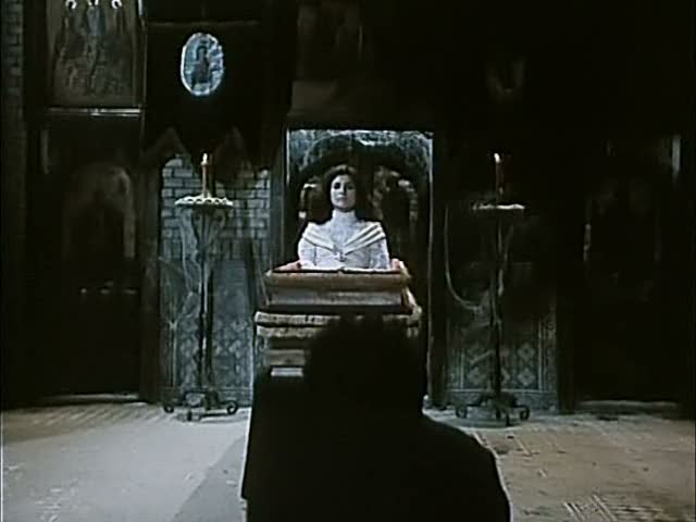 Branka Pujić u filmu Sveto mesto.